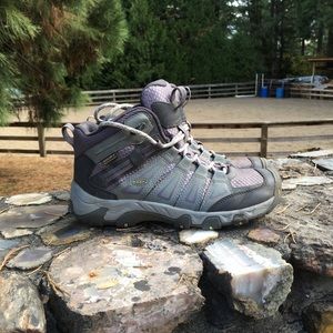 Keen Women’s Oakridge Mid Waterproof Hiking Boot